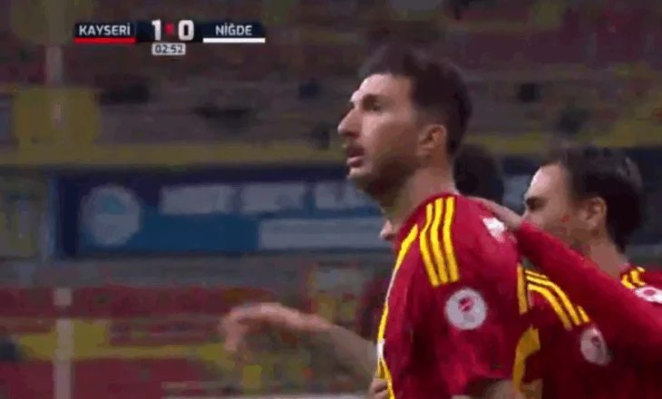 Hyn nga stoli dhe pas 4 minutave shënon gol, sulmuesi i Kombëtares i jep fitoren skuadrës