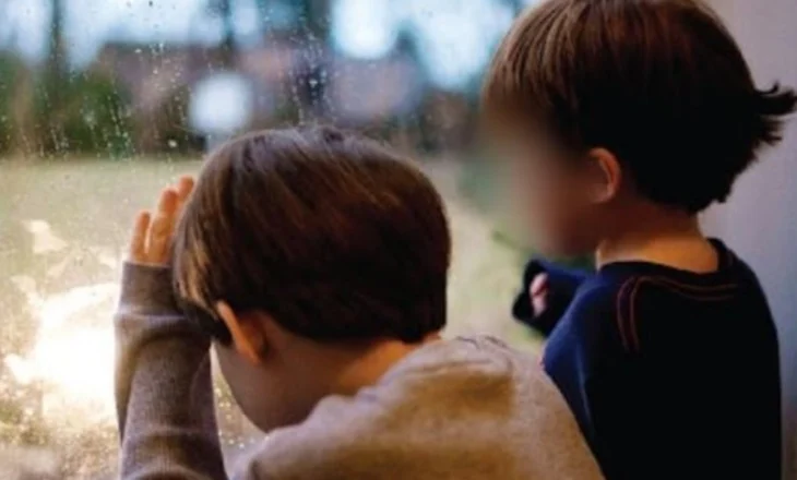 I ati abuzoi me vajzën e mitur në Fier / Shteti i merr edhe 4 fëmijët, flet nëna: M’i ktheni dhe më jepni punë