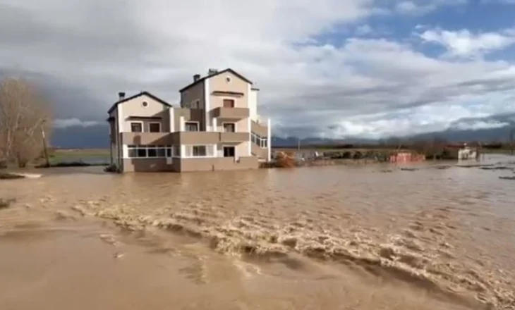 I gjithë fshati në ujë/ Devoll, humb kontaktin me familjen e moshuara në Progër