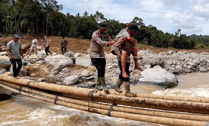 I kalon 600 numri i të vdekurve nga përmbytjet në Indonezi dhe Tajlandë, qindra të tjerë ende të zhdukur