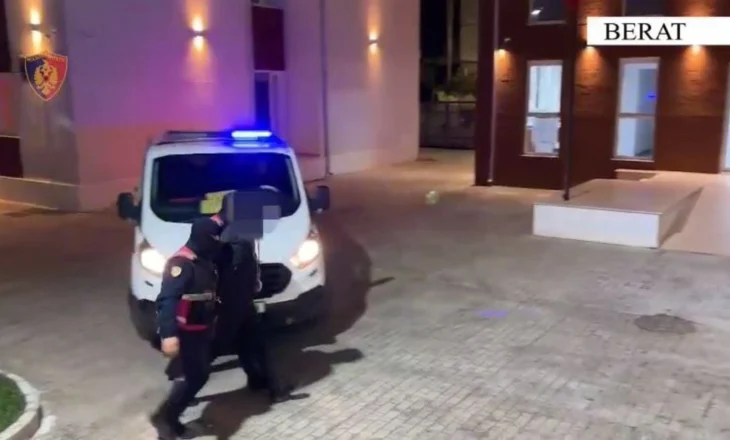 I kapën në banesë doza kanabisi me qëllim shitjen, pranga 21-vjeçarit në Berat, nën hetim 20-vjeçari që shpërndante drogën