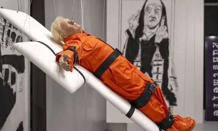 I lidhur në një kryq dhe me uniformën e të burgosurit, ekspozohet në Zvicër skulptura prej dylli e Donald Trump