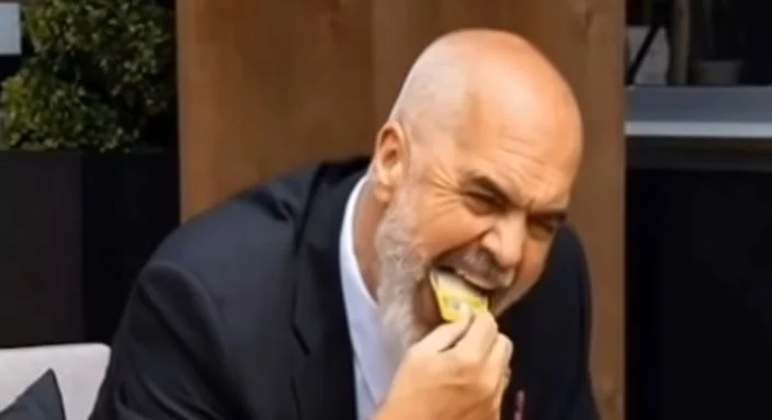 ‘I pangopur’, Berisha publikon videon e Ramës duke ‘ngrënë’ para