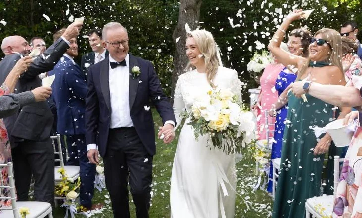 I pari zyrtar që celebrohet në detyrë/ Kryeministri australian Albanese martohet në rezidencën zyrtare