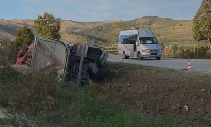 I plas goma në ecje, aksidentohet kamioni në aksin Berat-Lushnjë