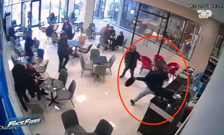 I sëmuri mendor në Kamëz terrorizon komunitetin me levë në mes të ditës. Institucionet: S’ka qendra trajtimi