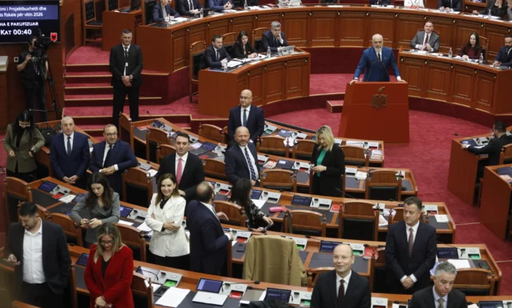 “I shoftë mortja, i shoftë”- Satira e Gjekmarkajt për përplasjet në Kuvend: Kur Opozita i ktheu të pasmen Babos, nja dy-tre nga ministrat..