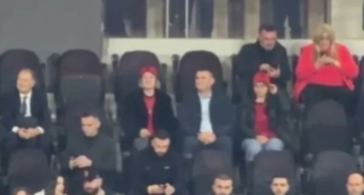 I shoqëruar nga bashkëshortja e tij, Altin Dumani ndjek në ‘Air Albania’ ndeshjen ndaj Anglisë