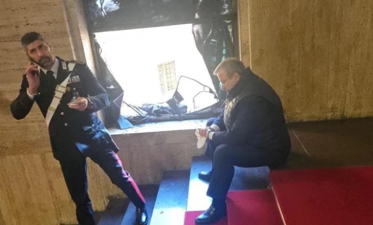 Incident i pazakontë, politikani italian bie me kokë në dritaren e çmuar prej xhami