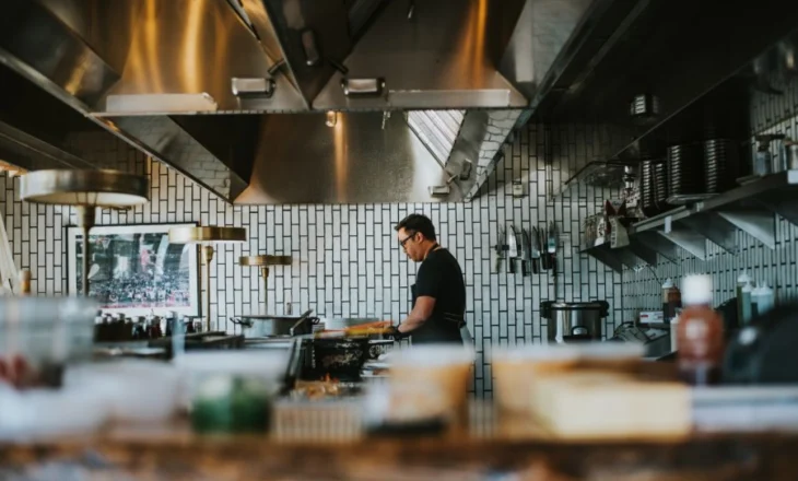 Informaliteti godet ekonominë, 1 në 3 persona në Shqipëri punojnë ‘në të zezë’