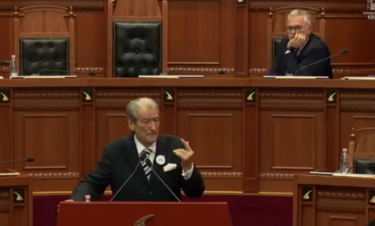 “Injoranca nuk është kurrë argument”/ Berisha përplaset me Gogun në Kuvend: Zot fali se nuk dinë se çfarë thonë