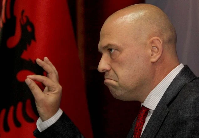 Ironia e Ylli Manjanit: Aq njerëz sa ishin në protestën e PD, mund t’i nxinte edhe holli i kryeministrisë