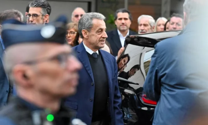 Ish-presidenti francez Nicolas Sarkozy lirohet nga burgu në pritje të apelimit
