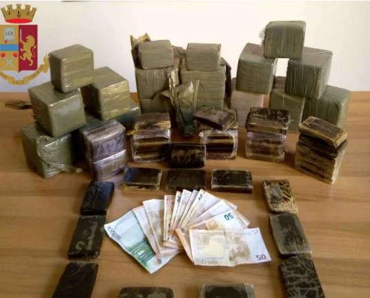 Itali/ Tre shqiptarë kapen me 20 kg hashash dhe 44,500 euro