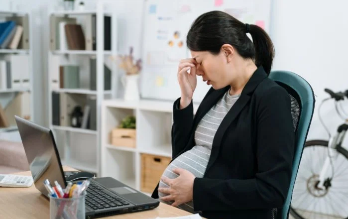 IZHIQ/ Ligji mbron në letër por realiteti ndëshkon, situata e nënave në punë