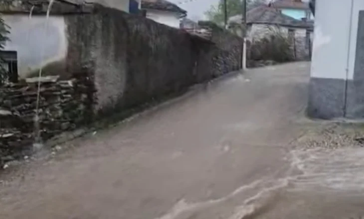 Izolohen katër fshatra në Këlcyrë nga rënia e inerteve, qindra banorë bëjnë thirrje për hapjen e rrugës