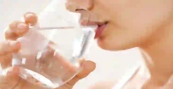 Ja pse pirja e ujit në këmbë është e dëmshme për shëndetin?