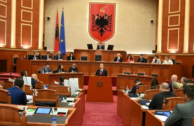 “Je gënjeshtar, nuk flitet…”/ Tensione të ashpra në Kuvend, Berisha-Balla: O namuzqar, ngrije kokën o Sali