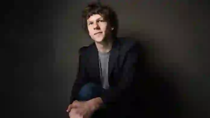 Jesse Eisenberg, aktori dhe regjisori i nominuar për çmimin Oscar i dhuron një veshkë një të panjohuri