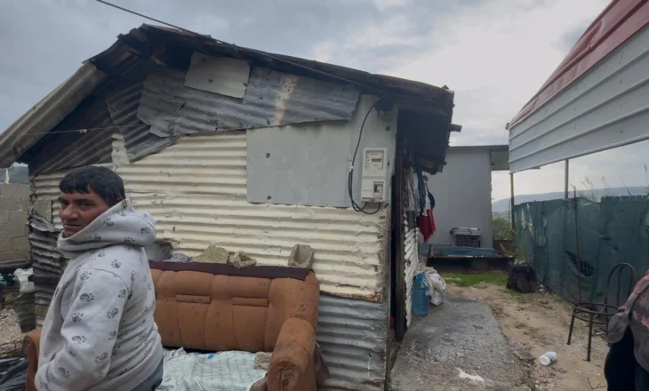 Jetojmë si qeni – E moshuara dhe djali saj me epilepsi jetojnë në kasolle dhe pa drita – VIDEO