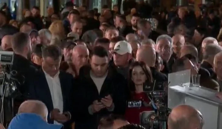 Jo vetëm nga qytetarët, Berisha braktiset edhe nga deputetët e tij