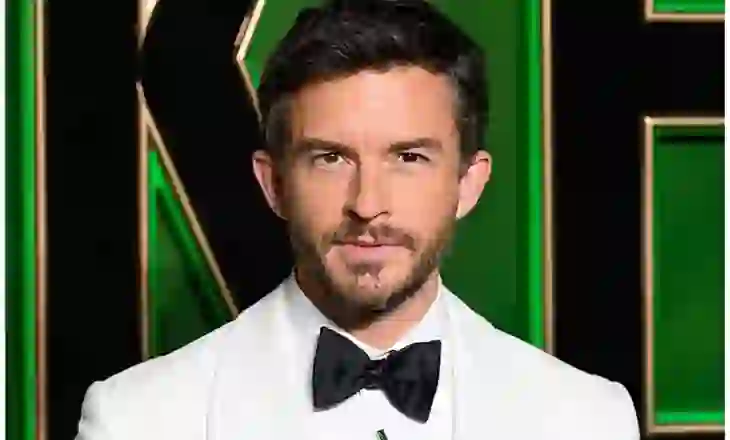 Jonathan Bailey, “Burri më i Seksi i Botës për 2025”! Sa vlen pasuria e tij?