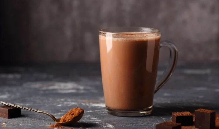 Ju ndihmon të luftoni stresin, pija që duhet të konsumoni në vend të ushqimeve të yndyrshme