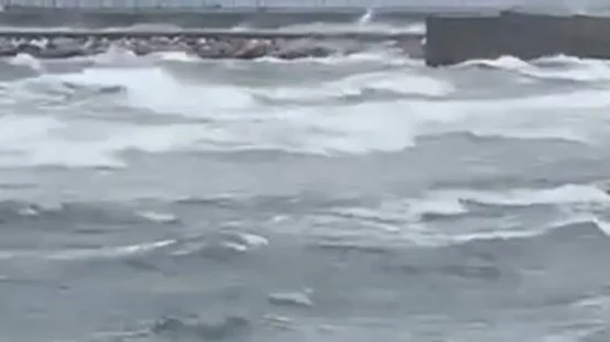 Jugu përfshihet nga moti i keq/ Përmbytje banesash, rrugë të bllokuara dhe probleme me energjinë në tunelin e Llogarasë