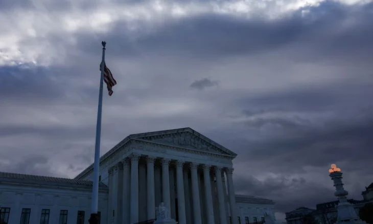 ‘Ka vetëm dy gjini’/ Gjykata Supreme lejon politikën e Trump për shënimin e seksit në pasaporta