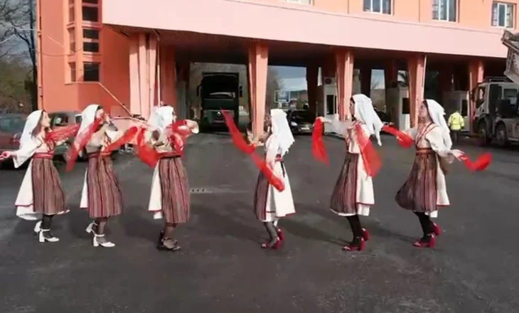 Kakavija vishet kuqezi për Ditën e Pavarësisë, emigrantët kthehen me flamuj në duar