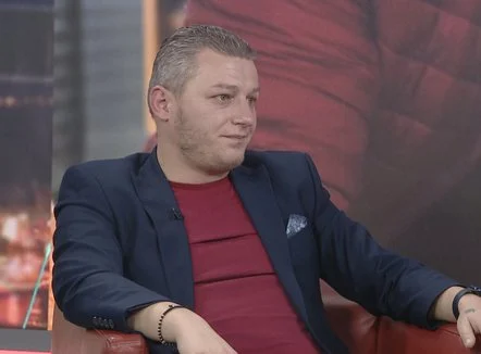 “Kam 3 familje”, këshilltari socialist zbulon si i gjeti prindërit biologjik: Jam njeriu më me fat në botë