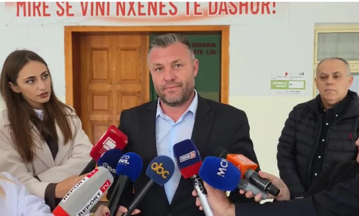 Kandidati i opozitës: Në Cerrik, persona të paautorizuar rrinë jashtë QV-ve dhe intimidojnë qytetarët