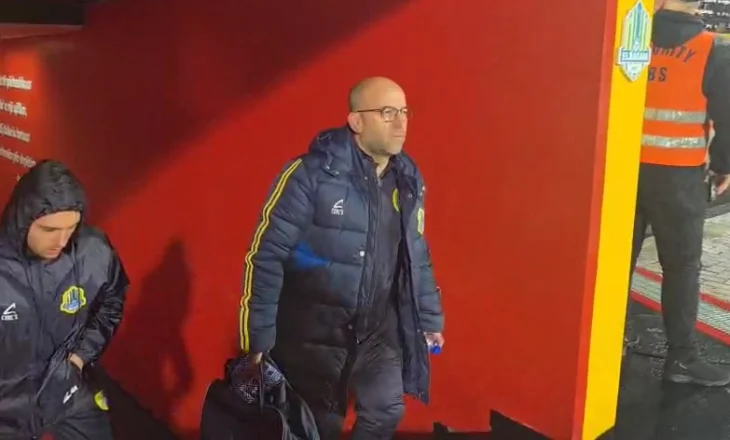 Kandidati i opozitës në Cërrik “shmang” zgjedhjet, vijon aktivitetin si mjek në skuadrën e Elbasanit