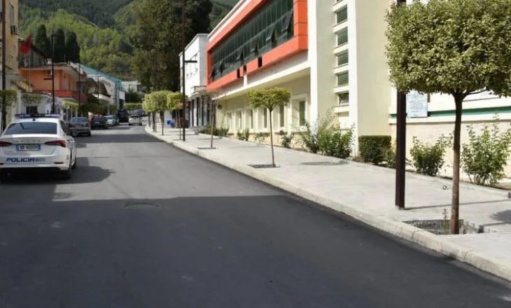 Kanosi një person dhe i dëmtoi makinën, nën hetim i riu nga Përmeti