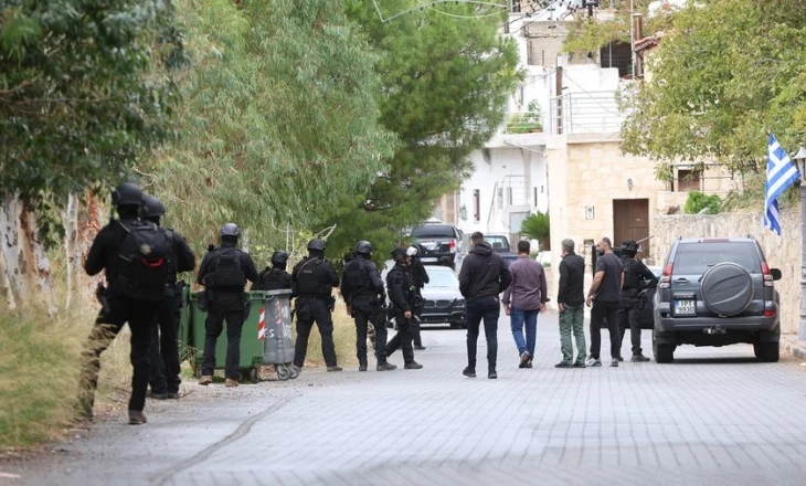 Kaos pas masakrës në Greqi, familjarët e të plagosurve “rrethojnë” spitalin, qindra forca policore zbarkojnë në ishull