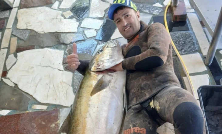 Kapet një Gof gjigant në Vlorë – Peshkatari i njohur Armando nxjerr nga deti trofeun 35 kilogramësh