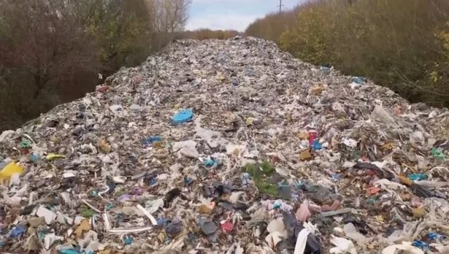 Katastrofa mjedisore gati të ndodhë… Mali me plehra mbin nga hiçi pranë lumit në Angli