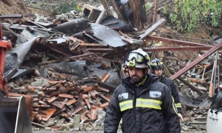 Katastrofë natyrore, rrëshqitja e dheut rrëmben banesën dhe dy te zhdukur