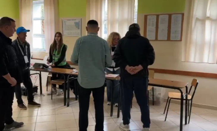 Katër qendra votimi në Vlorë nuk kanë nisur procesin, qytetarët nuk arrijnë të votojnë