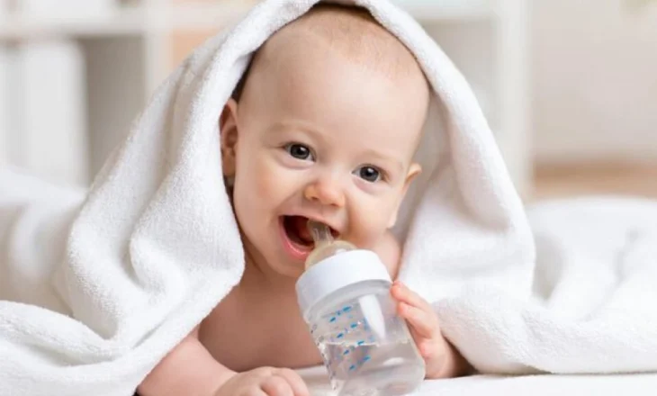 Këto janë arsyet pse s’duhet t’u jepni ujë me sheqer bebeve
