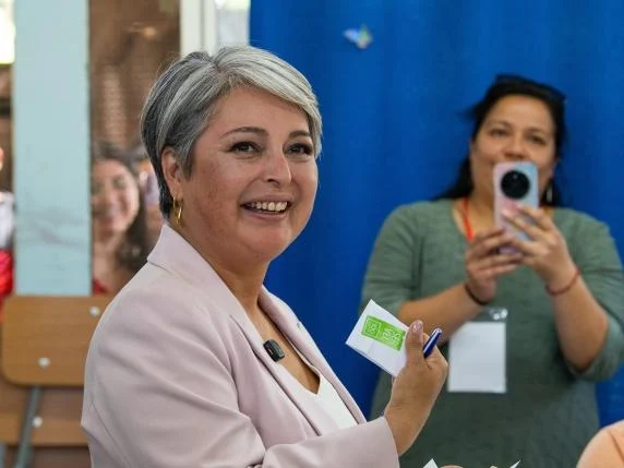 Kili drejt një përplasjeje historike: Komunistja Jara dhe ultrakonservatori Kast në balotazh