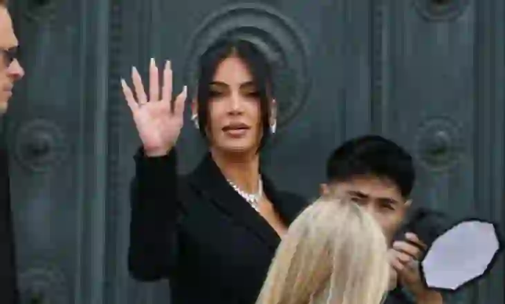 Kim Kardashian përdor ChatGPT për studime, por e fajëson për dështimet në testet ligjore