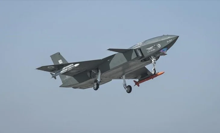 KIZILELMA pa ekuipazh, i pari në botë që qëllon raketë ajër-ajër drejt një objektivi me motor reaktiv