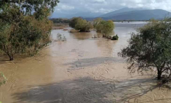 “Kjo situatë ka 40 vite që nuk ka ndodhur”/ Reshjet e dendura në Sarandë, mijëra hektarë akoma nën ujë