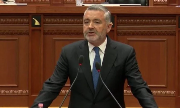 Klosi tall opozitën/ Paraqitët në Vlorë një kandidat pa shkollë