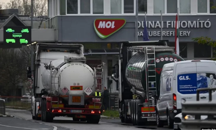 Kompania hungareze në bisedime për të blerë aksione ruse në Industrinë e Naftës së Serbisë