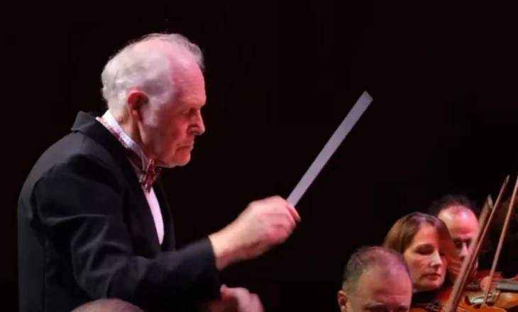 Koncert simfonik nga maestro Peter Michael Garst në TKOB/ Dirigjenti nderohet nga ministri i Kulturës: Ndihmoi Shqipërinë në kohët më sfiduese të tranzicionit