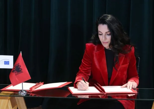 ‘Kontrolloi procedurën përmes mesazheve’, BIRN: Si e paracaktoi Balluku fituesin e tenderit të tunelit të Llogarasë