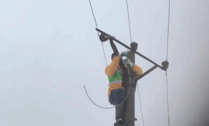 Korça në errësirë, 1700 familje pa energji elektrike pas stuhisë së fortë