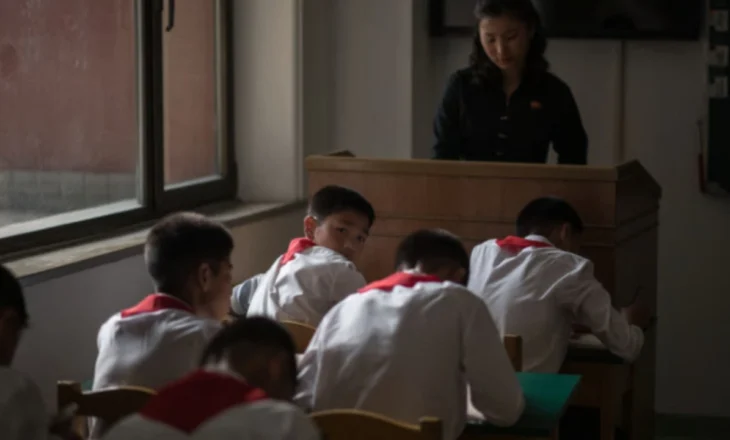 Koreja e Veriut bën rusishten lëndë të detyrueshme në shkolla, forcohet edhe më shumë bashkëpunimi mes vendeve që pas pushtimit të Ukrainës në vitin 2022